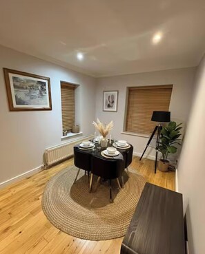 Dining - Modern 2BR Flat | Free Parking | Belfast (Belfast)