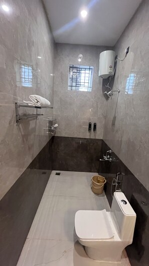Suite familiar | Baño | Regadera, toallas, jabón, shampoo 