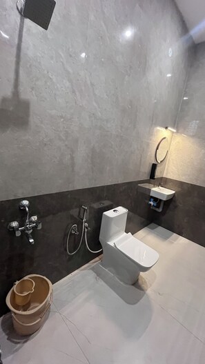 Deluxe Room | Bathroom | Shower, towels, soap, shampoo - Lumiere Point Yercaud  (Yercaud)