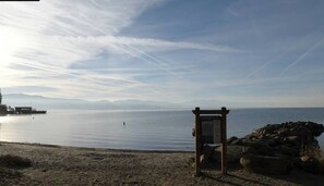 Una spiaggia nelle vicinanze