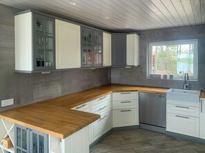 Microwave, oven, dishwasher, coffee/tea maker - Two cottages with private dock in the archipelago (Östergötlands län)