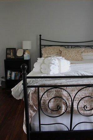 Iron/ironing board, free WiFi, bed sheets