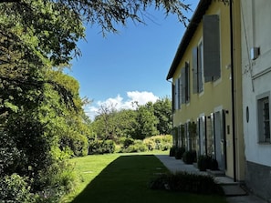 A two-story building with a well-maintained lawn and a row of windows on the ground floor. - La Torre Granaia (Novi Ligure)