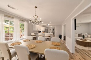 Dining - Queenie’s Classic City Retreat: 5 Minutes to Downtown Athens (Athens)