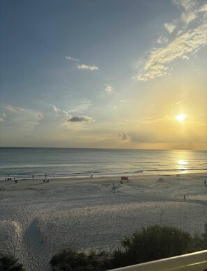 On the beach - Prime Location FL Beach Condo Sleeps 6 Heated Pool Fishing Pier Putting Green (Indian Shores)
