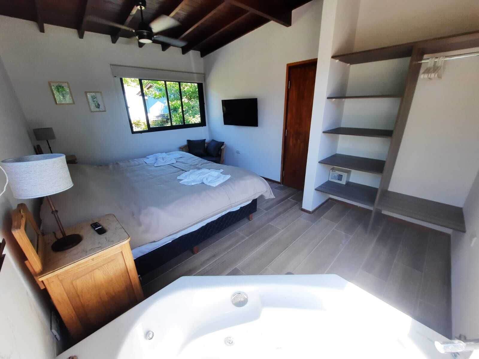 Caja de seguridad en la habitación, cortinas blackout y wifi gratis 