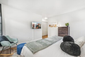2 bedrooms, individually decorated, individually furnished - The Aviary Near CSU Pool, Sauna, and Gym (Fort Collins)