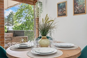 Apartment, Mehrere Betten, Balkon, Gartenblick (The Aviary Near CSU) | Speisen