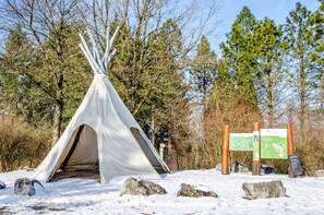 A snow-covered campsite with a tipi, rocks, and informational signs. - Koch Apartment – Quiet Souterrain up to 80 m², Near Bad Grund & Osterode, Sleeps 6 (Bad Grund)
