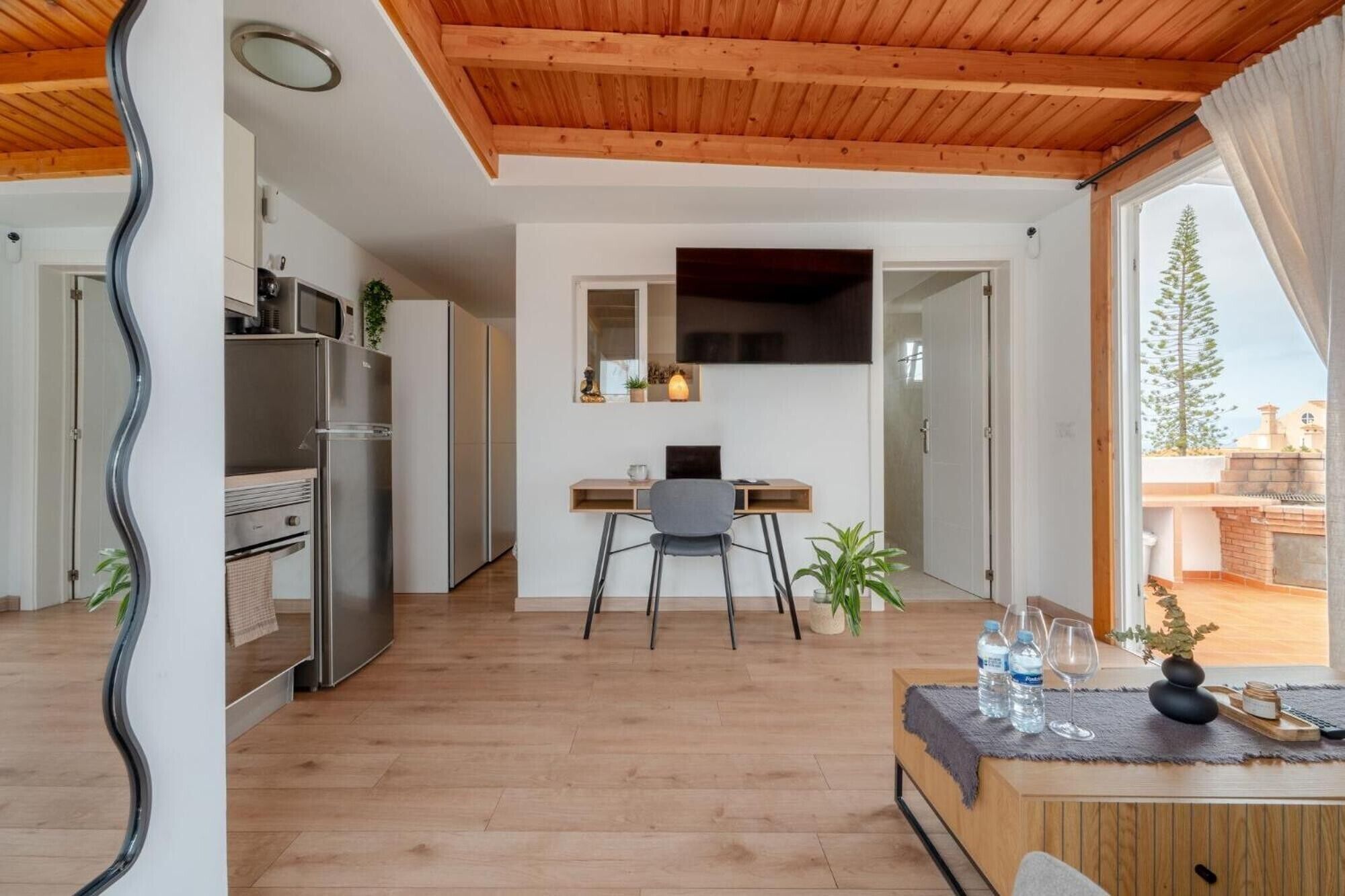 Frigorífico, microondas, horno y placa de cocina