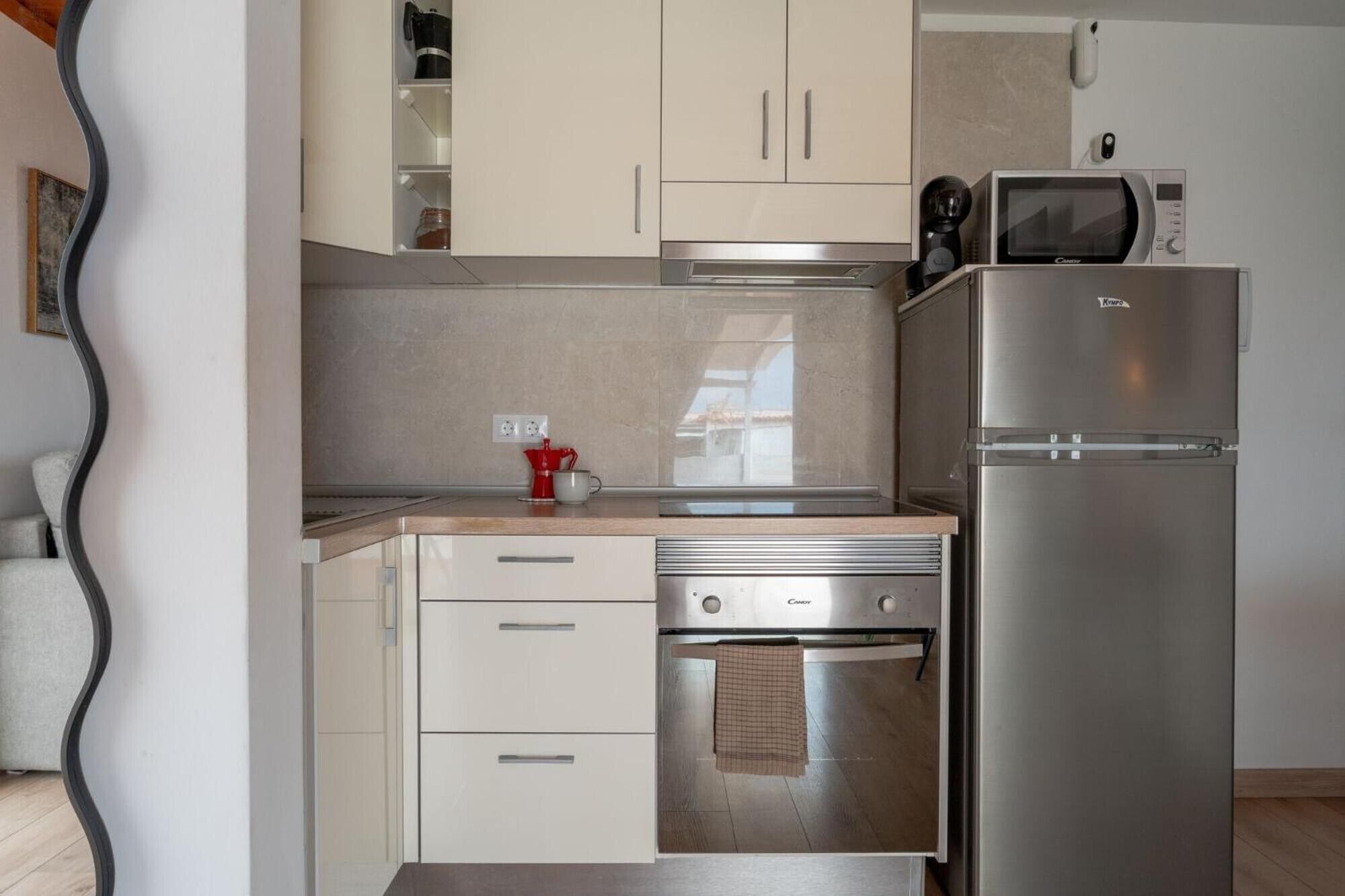 Frigorífico, microondas, horno y placa de cocina