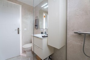 Douche, sèche-cheveux, serviettes fournies