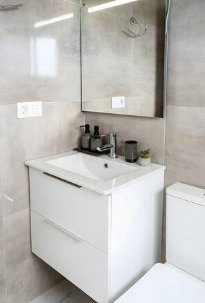 Een douche, een haardroger, handdoeken