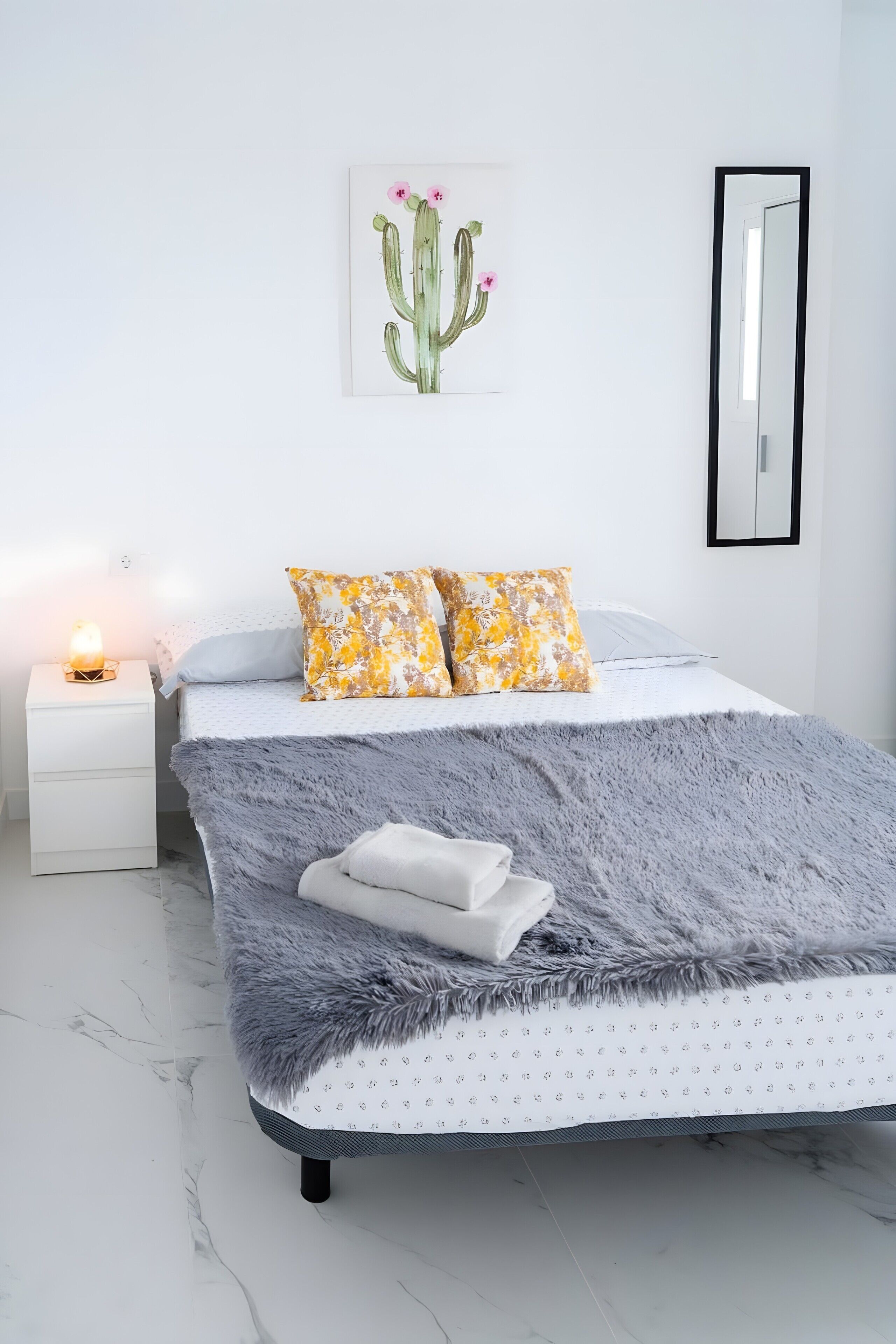 Tabla de planchar con plancha, wifi, ropa de cama