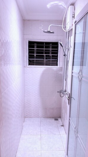 Towels, soap, toilet paper - Serene 3-Bedroom In Kuottam Estate Oyarifa (Accra) 20 Minutes To Aburi Gardens ! (Oyarifa)