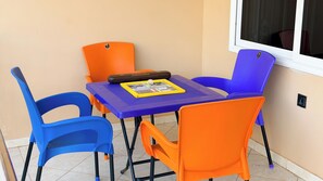 Outdoor dining - Serene 3-Bedroom In Kuottam Estate Oyarifa (Accra) 20 Minutes To Aburi Gardens ! (Oyarifa)