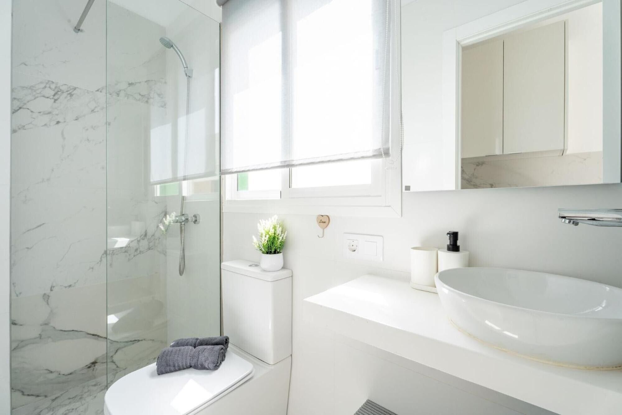 Een douche, een haardroger, handdoeken