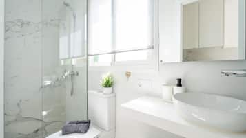 Een douche, een haardroger, handdoeken