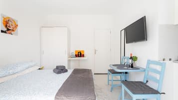 Een strijkplank/strijkijzer, wifi, beddengoed
