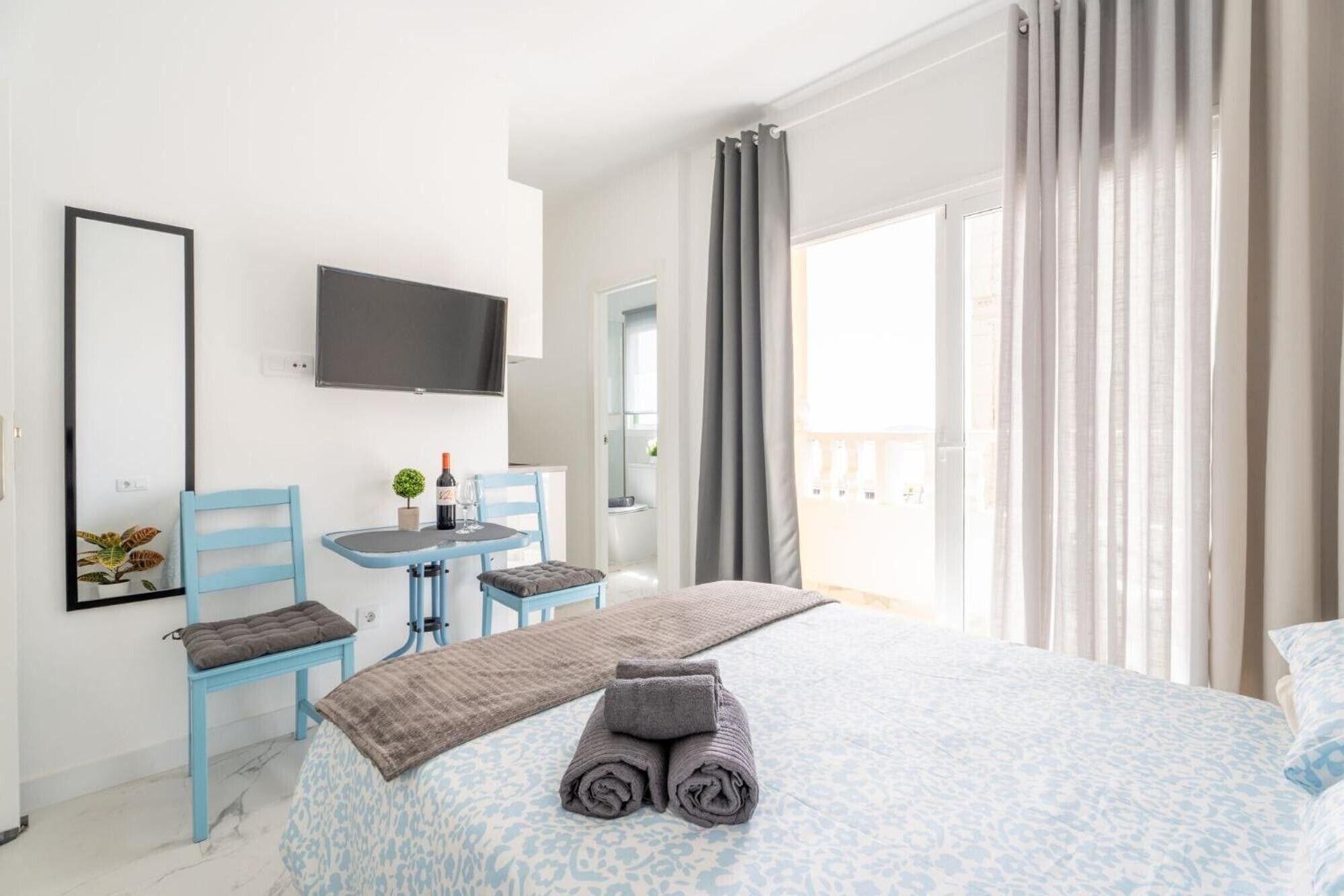 Tabla de planchar con plancha, wifi, ropa de cama