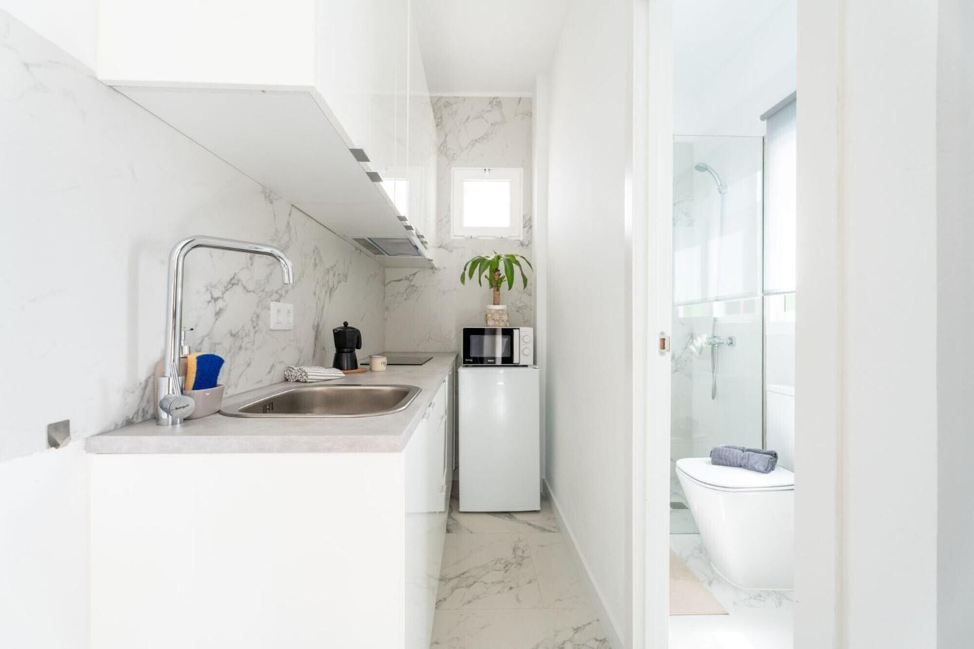 Een douche, een haardroger, handdoeken