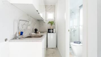Een douche, een haardroger, handdoeken