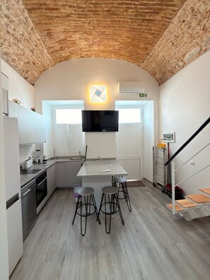 Fridge, microwave, oven, stovetop - Studio Apartment 'Vault Ceiling  II' with Wi-Fi and Air Conditioning (Olhão)