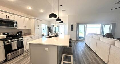 Walk to Brownwood Square, Bars/Food/Music/Shopping POOL/SPA Golf cart included!