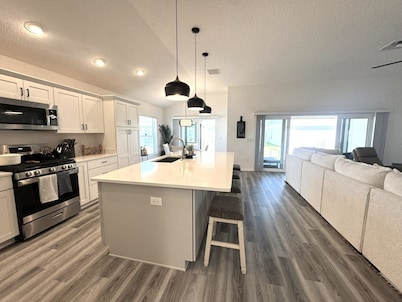 	Walk to Brownwood Square, Bars/Food/Music/Shopping POOL/SPA Golf cart included!