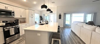 Walk to Brownwood Square, Bars/Food/Music/Shopping POOL/SPA Golf cart included!