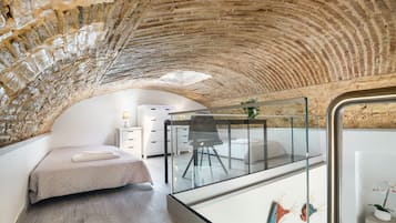 1 bedroom, bed sheets