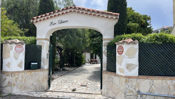 A stone archway with 'Mon Cabanon' signage, leading to a paved pathway. - Fréjus Plage - 5-minute walk to the beaches - Small house with garden, sleeps 4, in absolute peace and quiet (Fréjus)