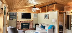 Living area - 2-bedroom cabin perfect for Glamping in charming National City (National City)