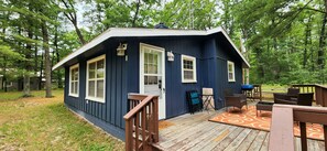 A small cabin with a deck, a door, and windows. - The Good Cabin in National City - 2 bedroom (National City)