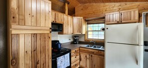 Private kitchen - 2-bedroom cabin perfect for Glamping in charming National City (National City)