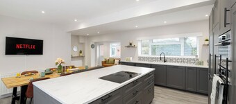 Spacious 4BR Detached House, Parking, Fast Wifi, Garden Ideal for Contractors