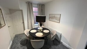 Dining - Modern 2BR Belfast Stay | Sleeps 4 | Free Parking (Belfast)
