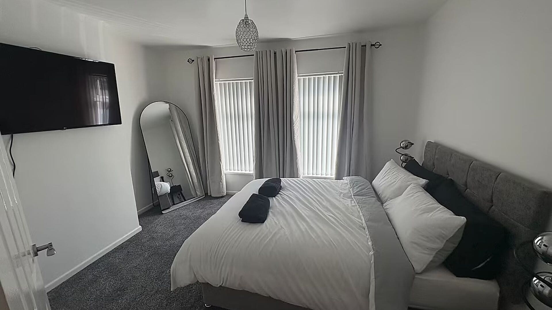 Iron/ironing board, WiFi, bed sheets