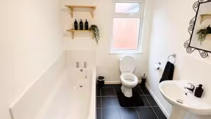 Hair dryer, towels, soap, toilet paper - Modern 2BR Belfast Stay | Sleeps 4 | Free Parking (Belfast)