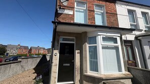 Exterior - Modern 2BR Belfast Stay | Sleeps 4 | Free Parking (Belfast)
