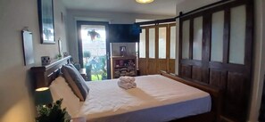 Internet, bed sheets - Cozy 1BDR APT with Private Balcony Near City (Cork)