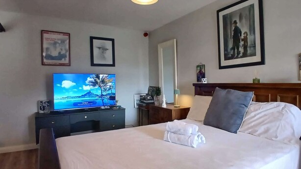 1 bedroom, Internet, bed sheets - Cozy 1BDR APT with Private Balcony Near City (Cork)