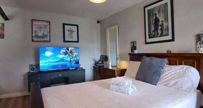 Cozy 1BDR APT with Private Balcony Near City