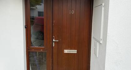 House Sleeps 6 With Parking