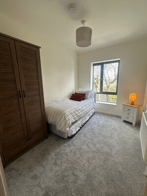 3 bedrooms, free WiFi, bed sheets - House Sleeps 6 With Parking (Schull)