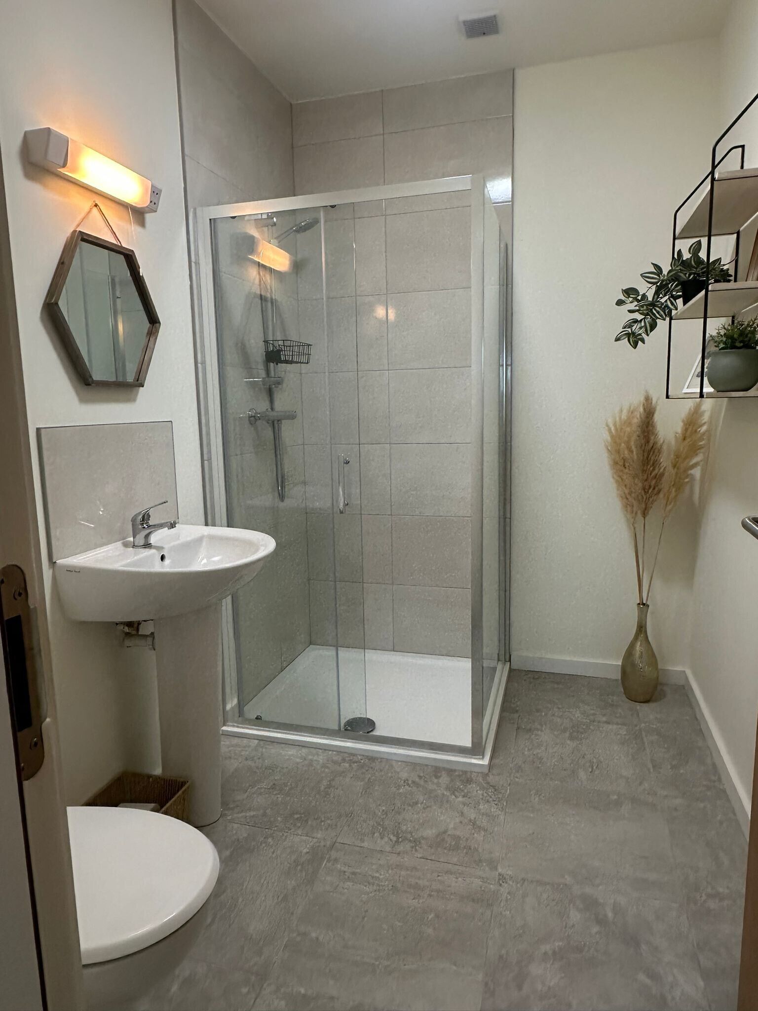 Ducha y bañera combinadas, bañera profunda y toallas
