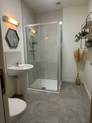 Combined shower/bathtub, deep-soaking bathtub, towels - House Sleeps 6 With Parking (Schull)