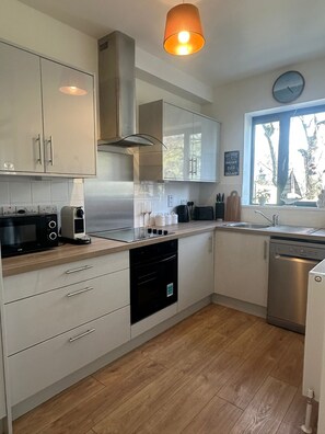 Fridge, microwave, oven, stovetop - House Sleeps 6 With Parking (Schull)