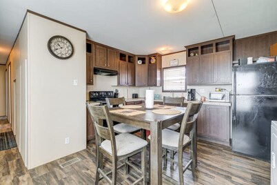 Remote McCamey Retreat w 5 En-Suite Baths