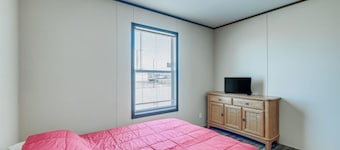 Remote McCamey Retreat w 5 En-Suite Baths